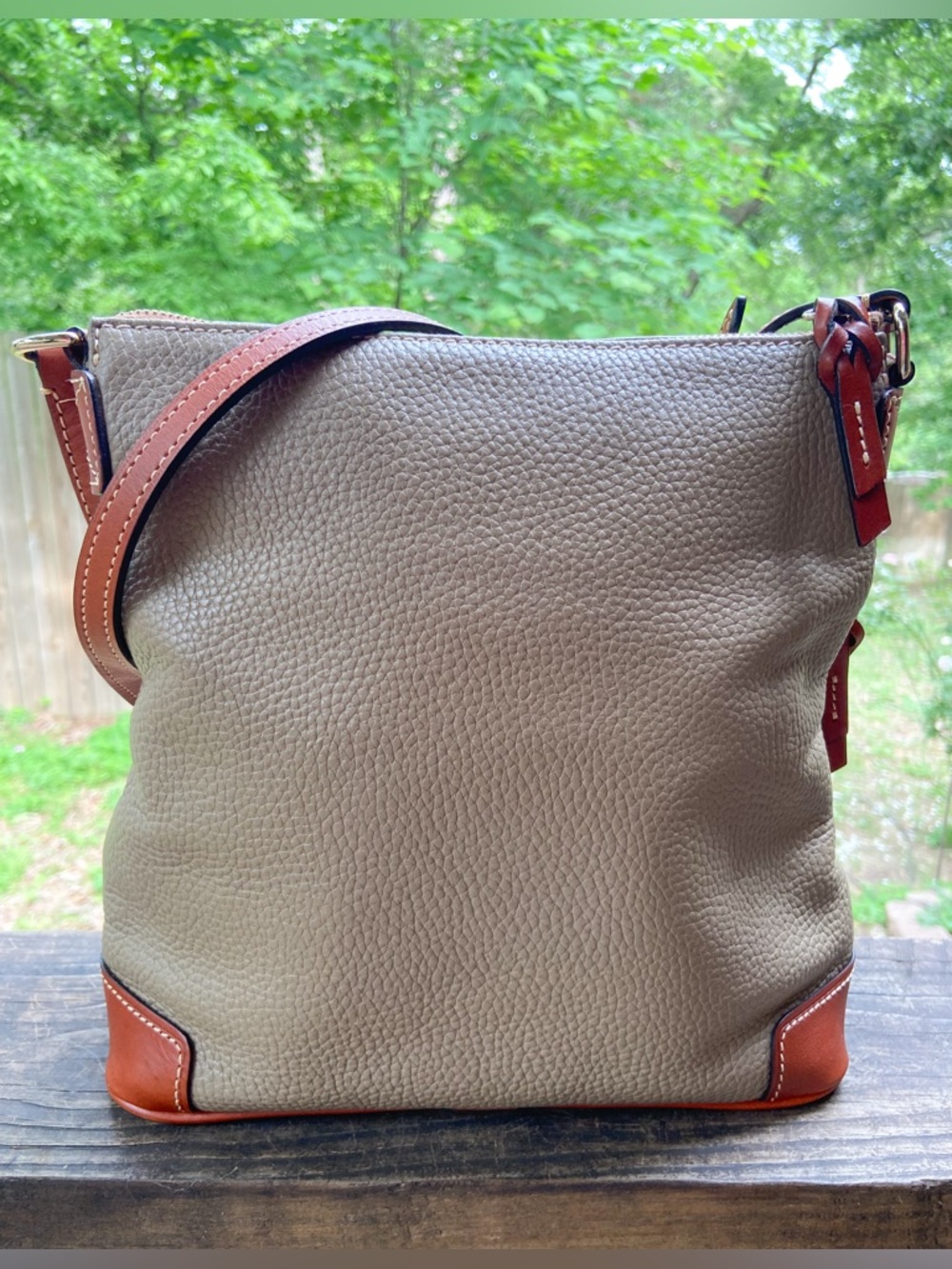 Dooney & Bourke Zippered Leather Crossbody with Red Interior Minimalist Casual - Picture 4 of 17